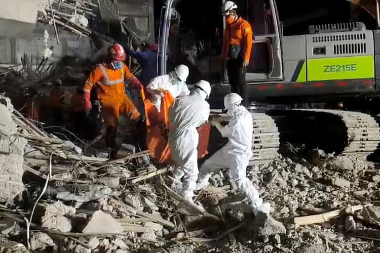 Minggu Malam, Total 52 Jenazah Santri Ponpes Al Khoziny Berhasil Dievakuasi